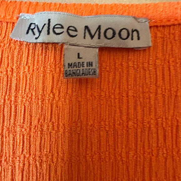 Rylee Moon NWOT Beautiful Vibrant Orange V-Neck Twist Blouse. Size Large - Picture 4 of 6